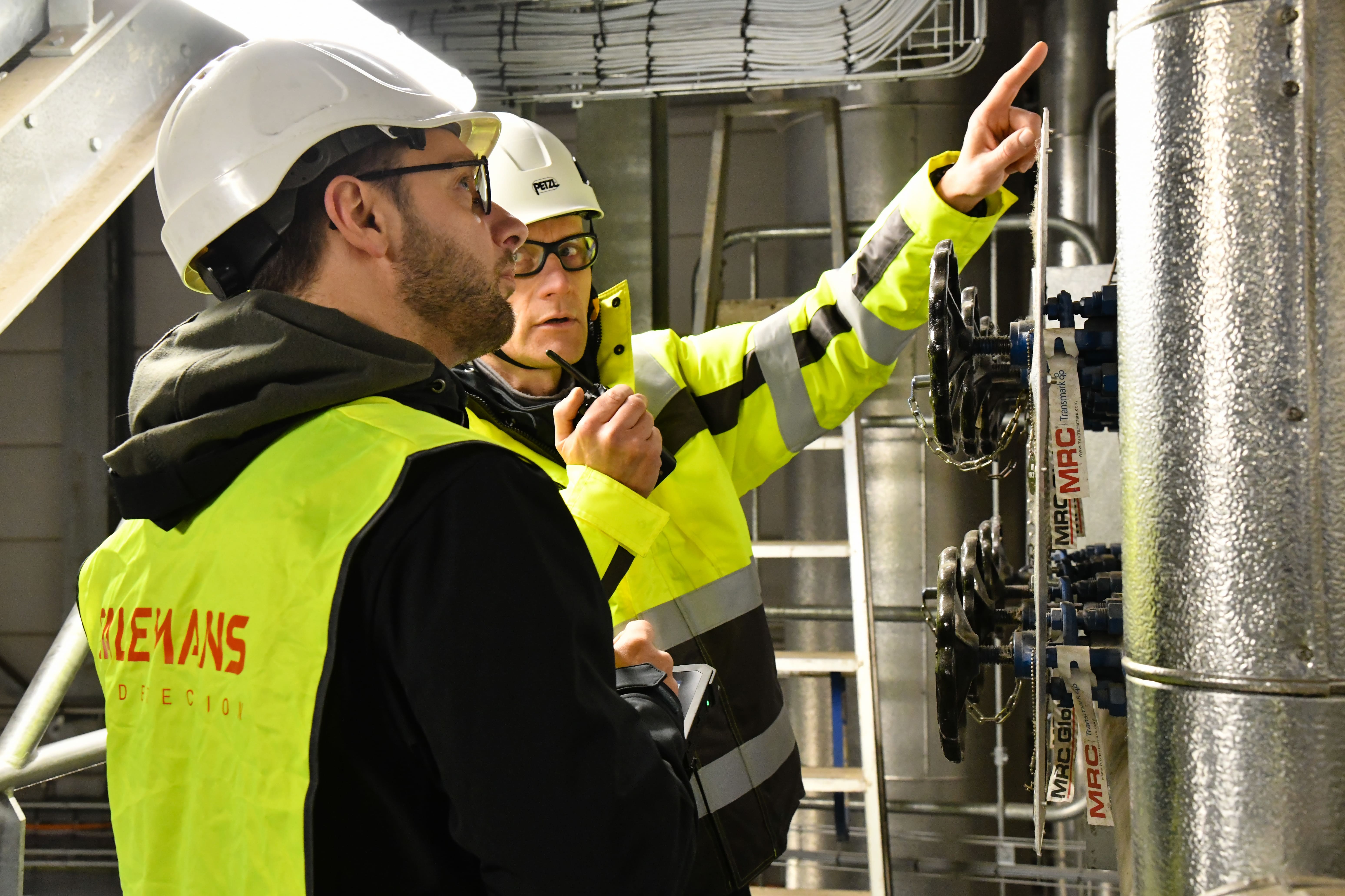 Dalemans-technici die een gasdetectiesysteem op een industriële locatie inspecteren